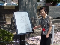 宮城県萩浜の顕彰碑の前にて岸朝子先生